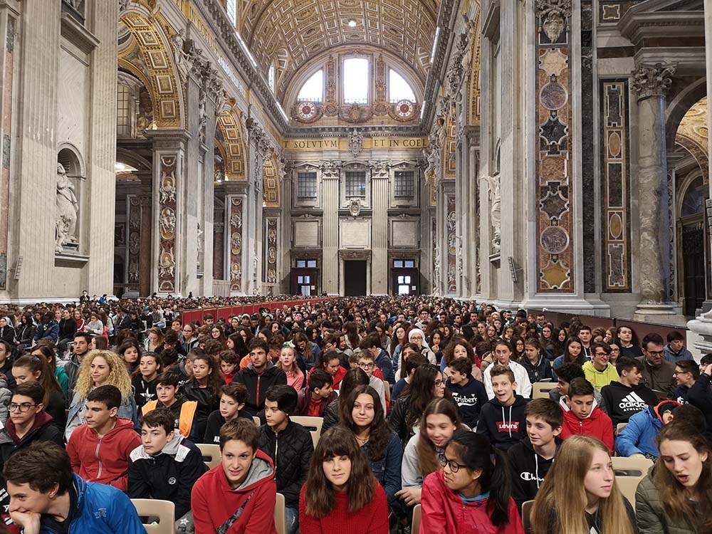 Professione di Fede con i cresimati e i cresimandi sulla tomba di Pietro