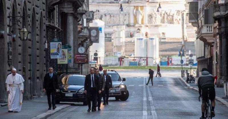 Papa Francesco pellegrino “invoca il miracolo”